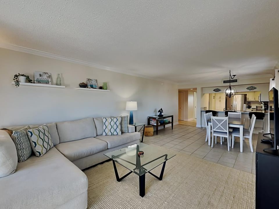 TV and multimedia, Kitchen or kitchenette, Living room, Seating area, Dining area, furniture