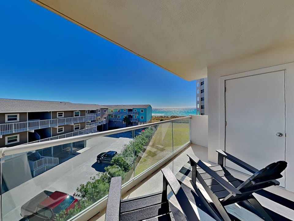 Property building, Balcony/Terrace, Seating area, Sea view