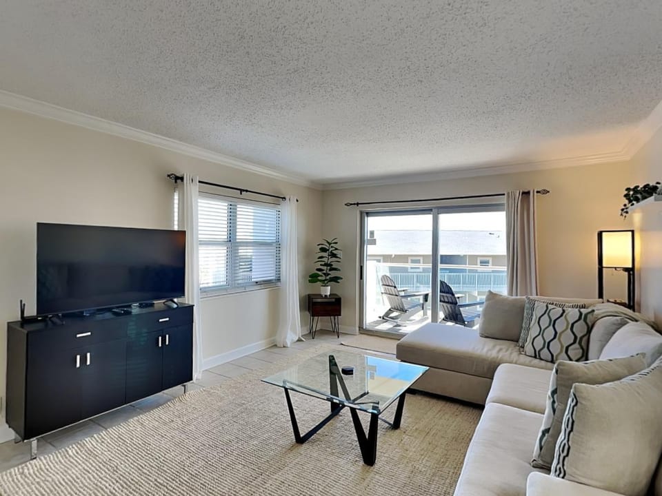 TV and multimedia, Balcony/Terrace, Living room, Seating area, furniture