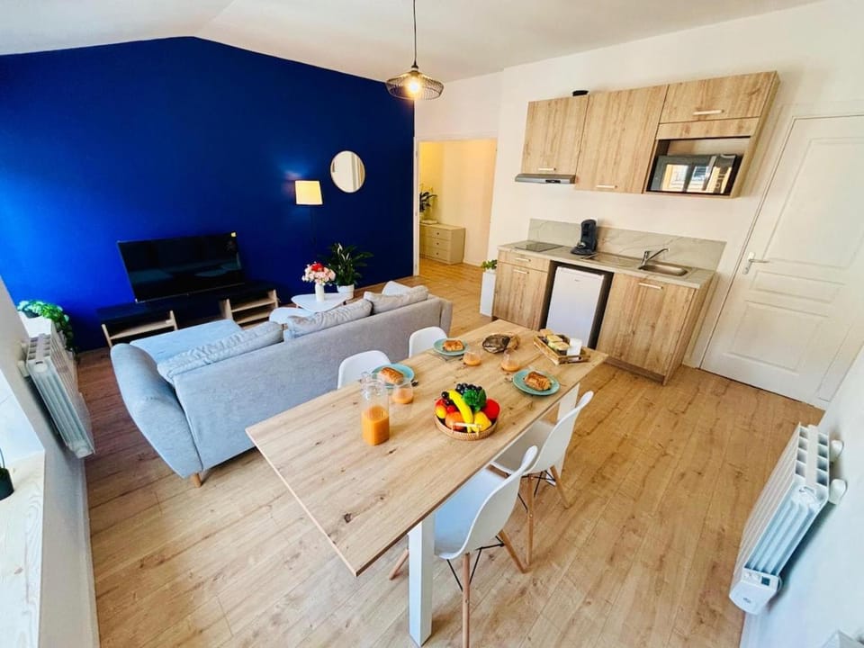 Kitchen or kitchenette, Living room, Seating area, Dining area