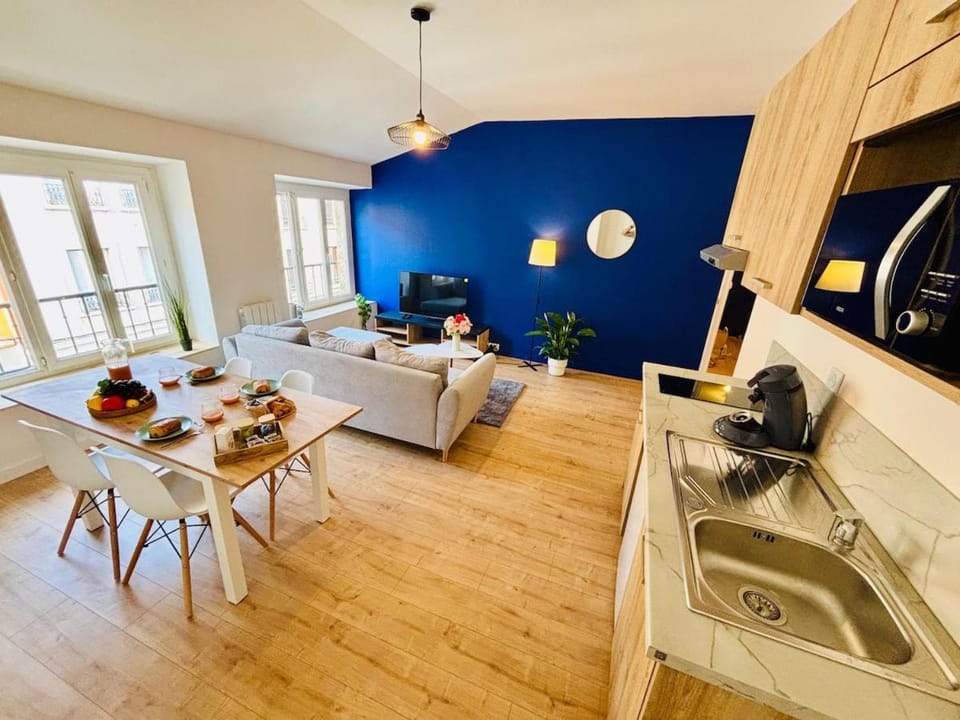 Kitchen or kitchenette, Living room, Seating area, Dining area