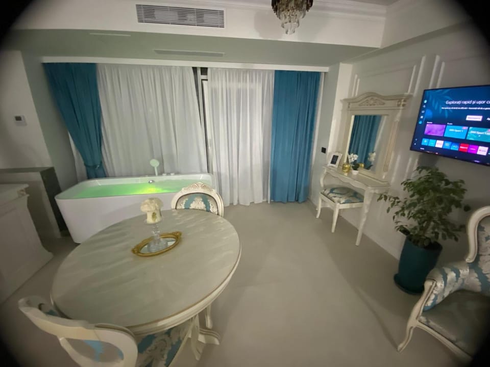 Living room, Dining area, Swimming pool
