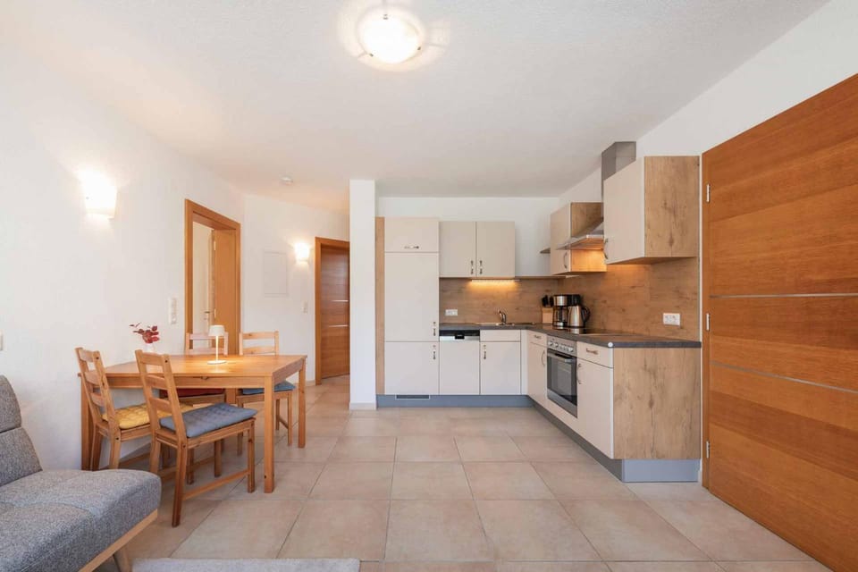 Kitchen or kitchenette, Dining area, dishwasher, stove