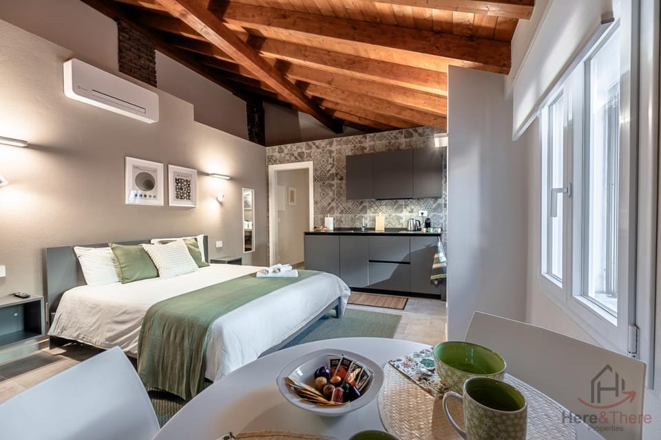 Bed, Kitchen or kitchenette, Bedroom