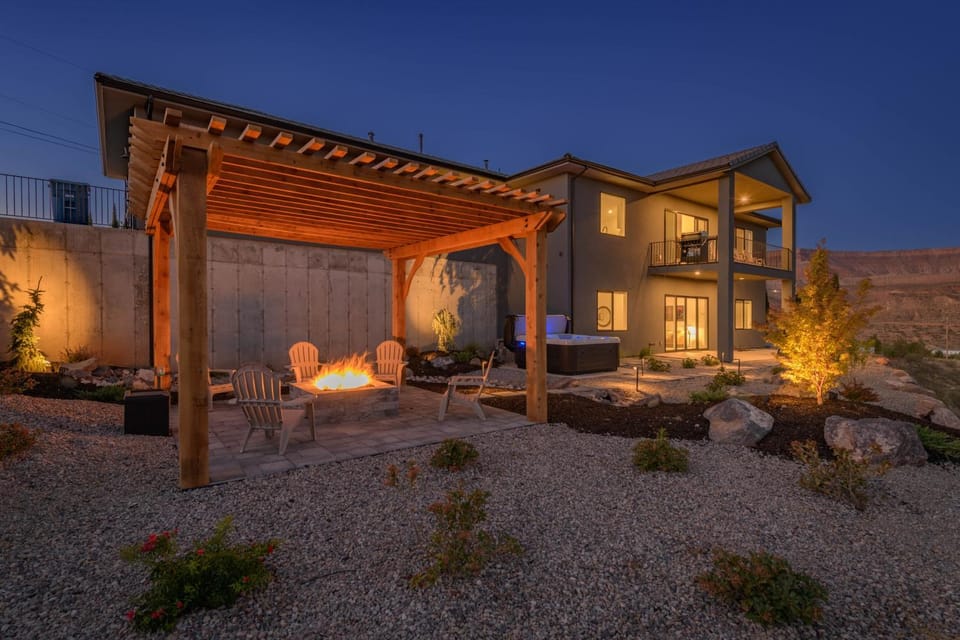 Cliffside Modern Villa - Hot Tub Stunning Views House in Toquerville