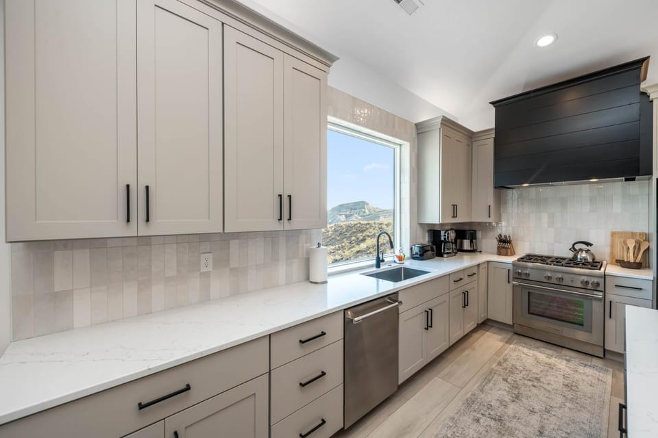 Cliffside Modern Villa - Hot Tub Stunning Views House in Toquerville