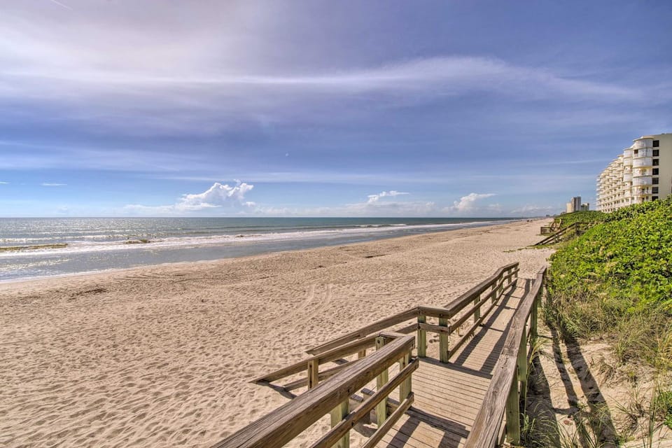 Walk to Canova Beach Park: Couple's Coastal Condo House in Melbourne