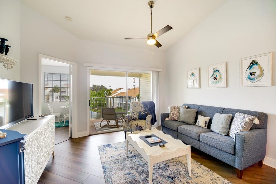 Walk to Canova Beach Park: Couple's Coastal Condo House in Melbourne