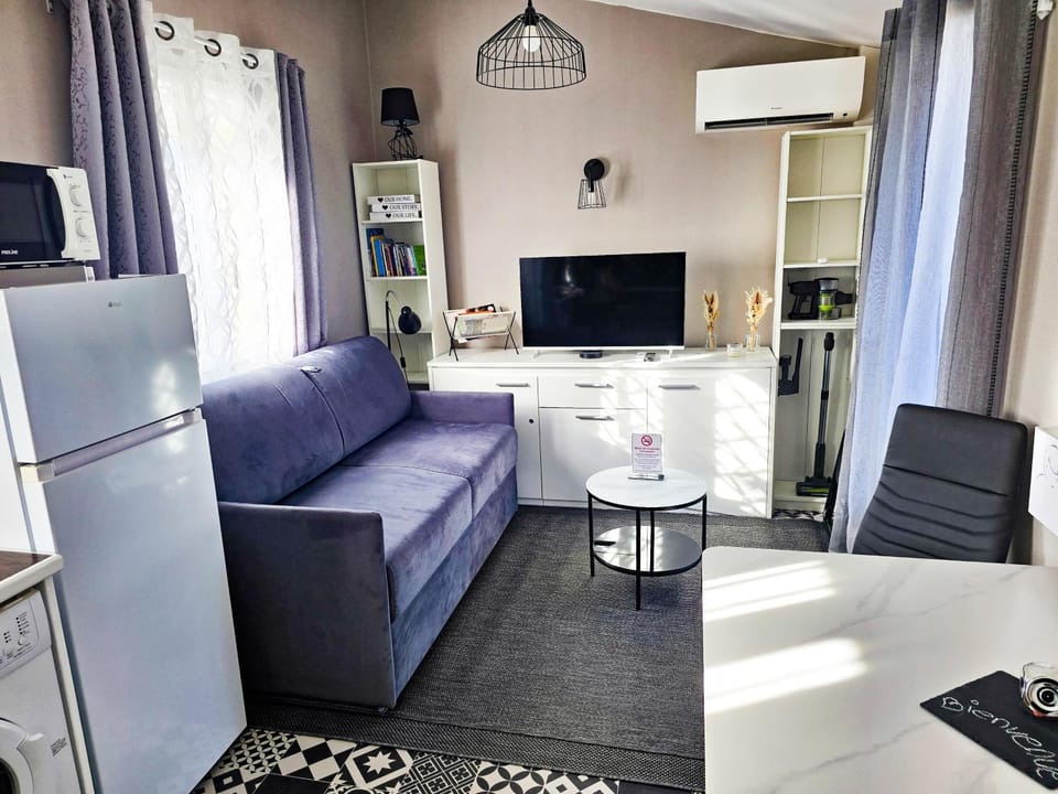 TV and multimedia, Living room, Dining area, air conditioner