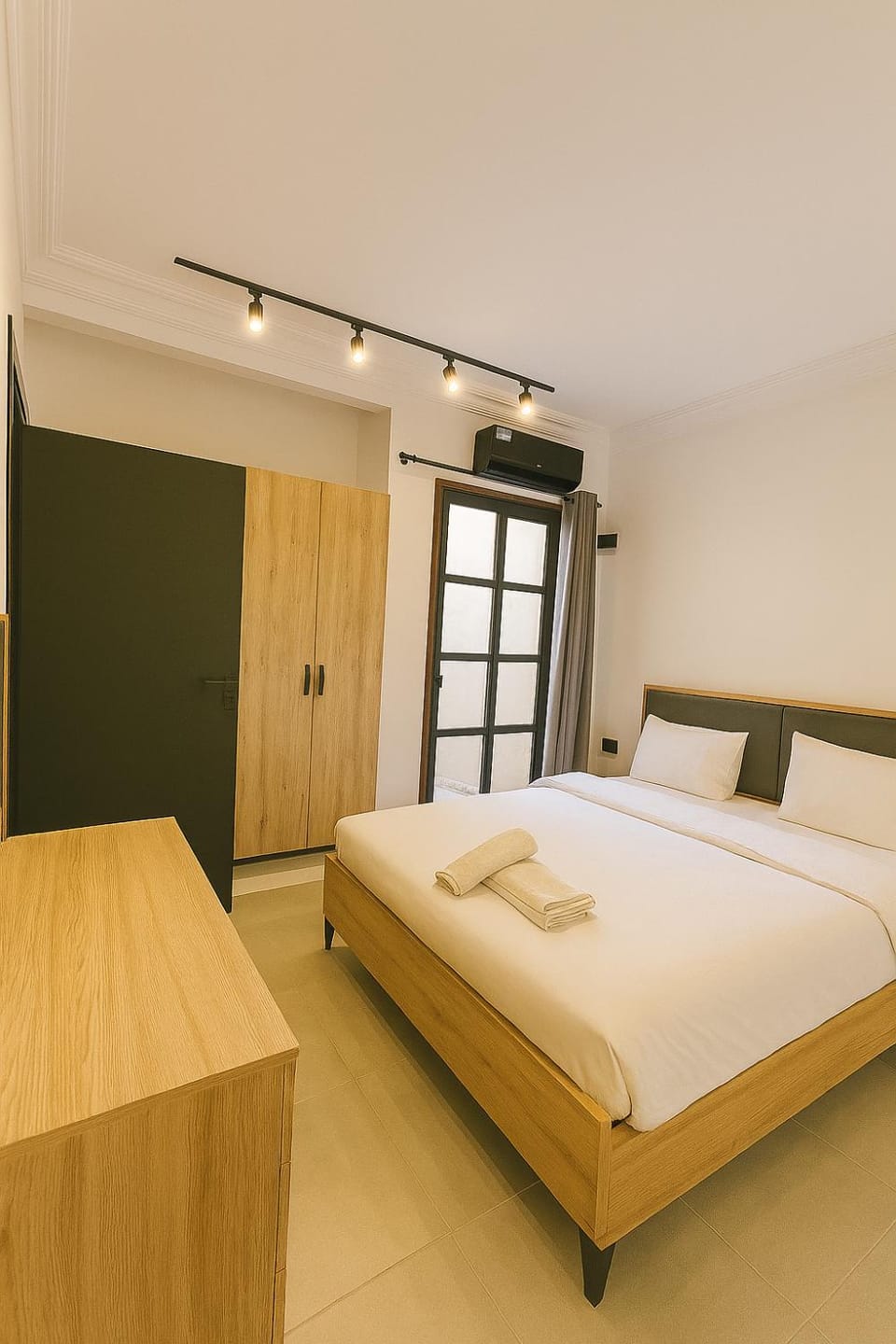 Photo of the whole room, Bedroom, wardrobe