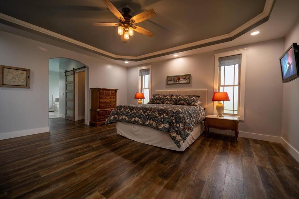 Lake Dock - Hot Tub with Game Room and Guest Suite House in Douglas Lake