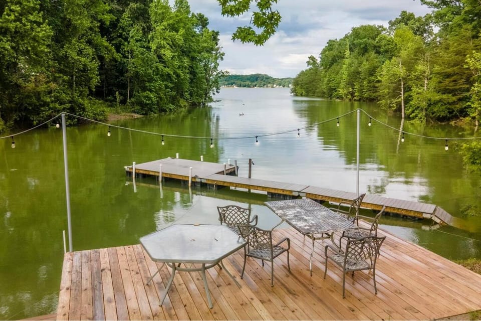 Lake Dock - Hot Tub with Game Room and Guest Suite House in Douglas Lake