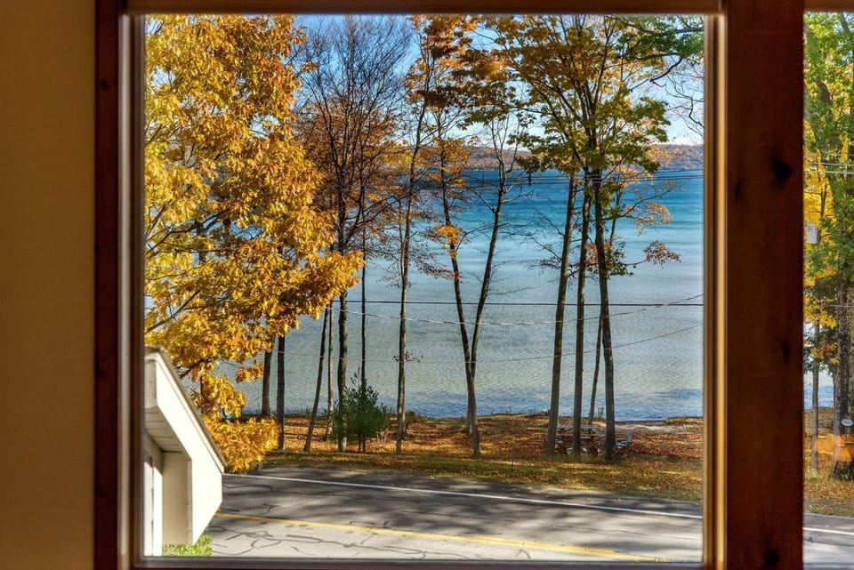 Beech Tree Lodge on Glen Lake in Beautiful Northern Michigan - Minutes from the Sleeping Bear Dunes House in Glen Lake