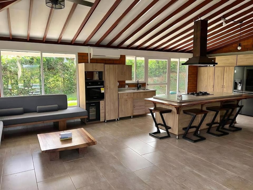 Kitchen or kitchenette, Dining area, minibar, oven, pet friendly, stove