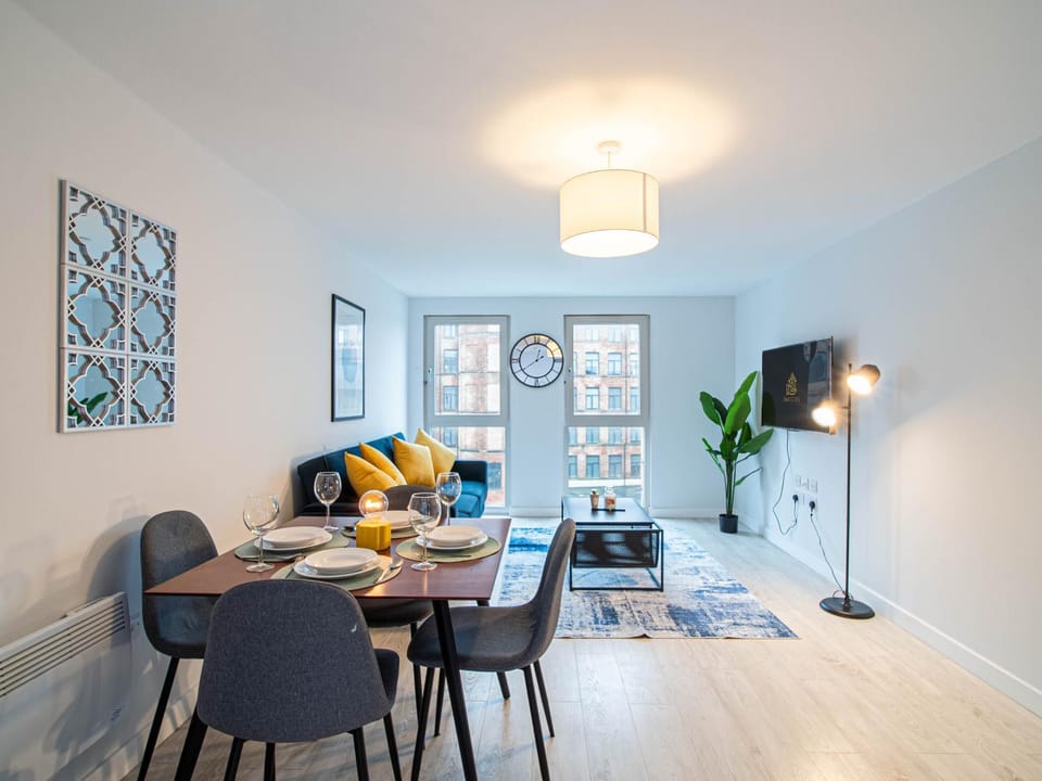 Communal lounge/ TV room, TV and multimedia, Living room, Seating area, Dining area