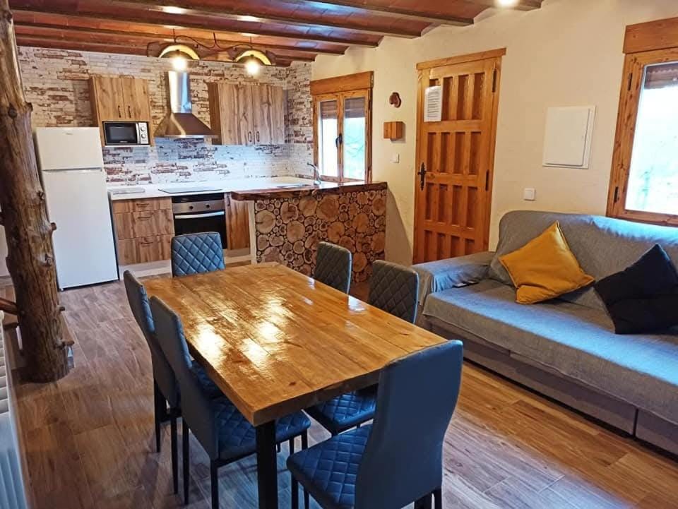 Kitchen or kitchenette, Living room, Dining area, oven, pet friendly, stove