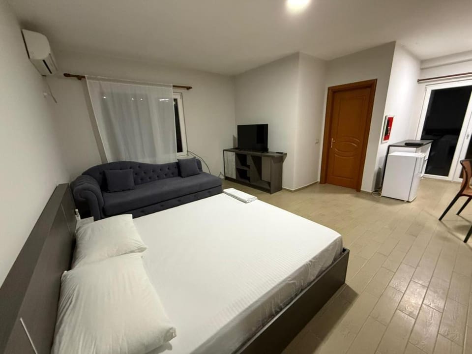 TV and multimedia, Living room, Photo of the whole room, Evening entertainment, Bedroom, air conditioner