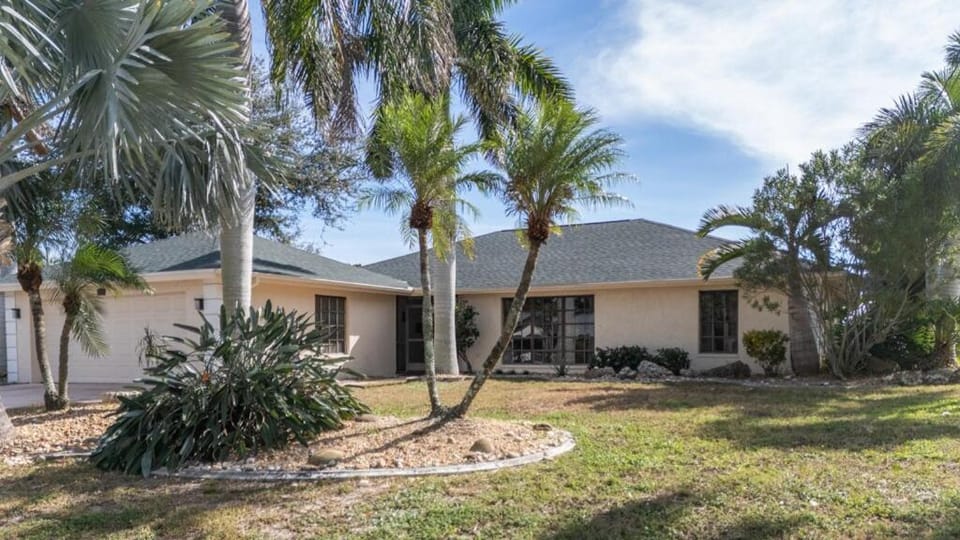 Coral Key Escape w Waterfront Heated Pool-Spa-Direct Gulf Access House in Cape Coral