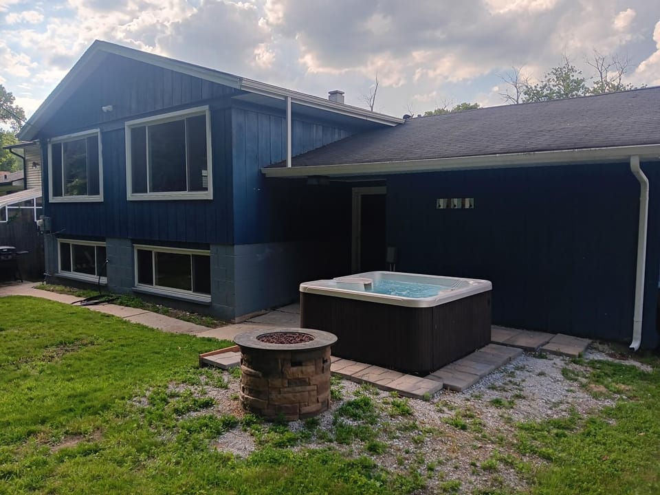 Property building, Hot Tub