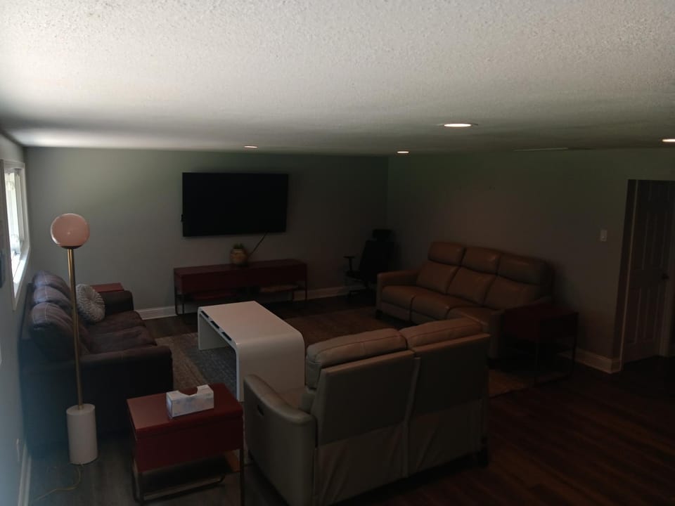 Communal lounge/ TV room, TV and multimedia, Living room, Evening entertainment