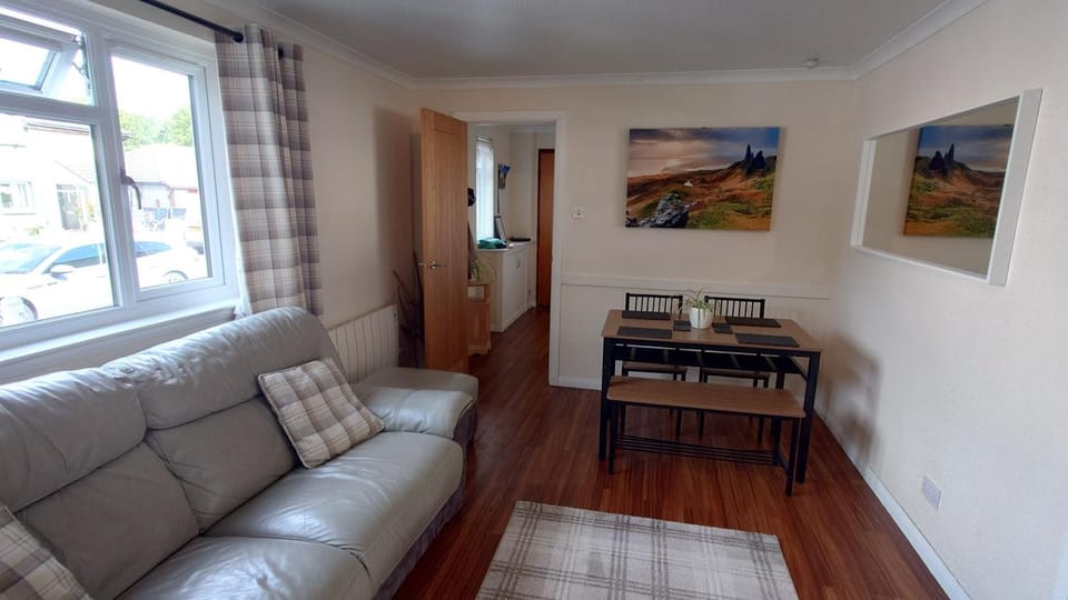 26 Two bedroom apt with private garden Apartment in Scotland