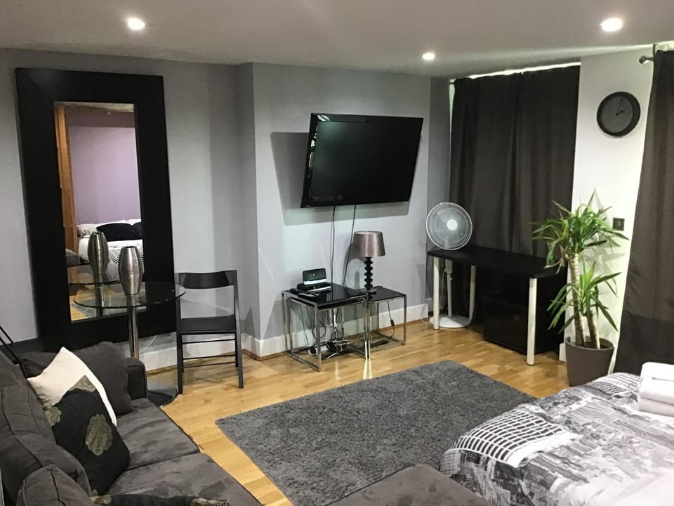 Exclusive Studio alongside River Thames Apartment in City of Westminster