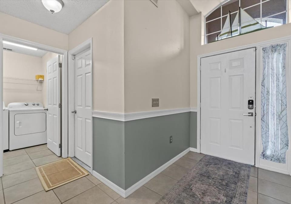 Facade/entrance, laundry