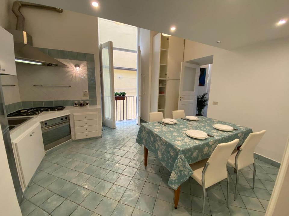Kitchen or kitchenette, Dining area, oven, stove