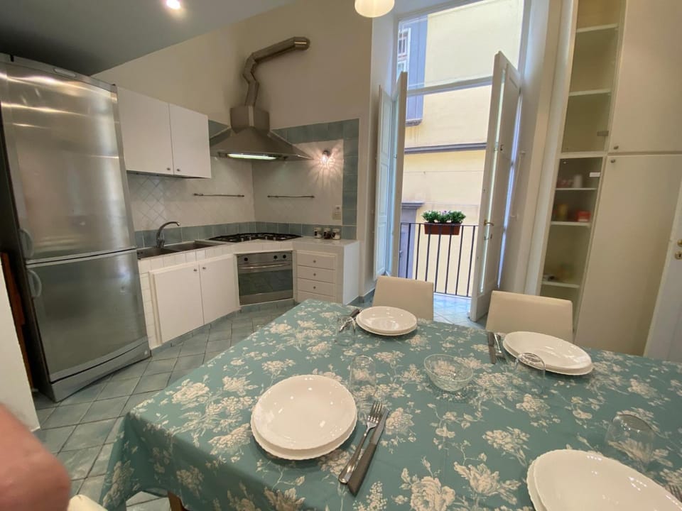 Kitchen or kitchenette, Dining area, stove