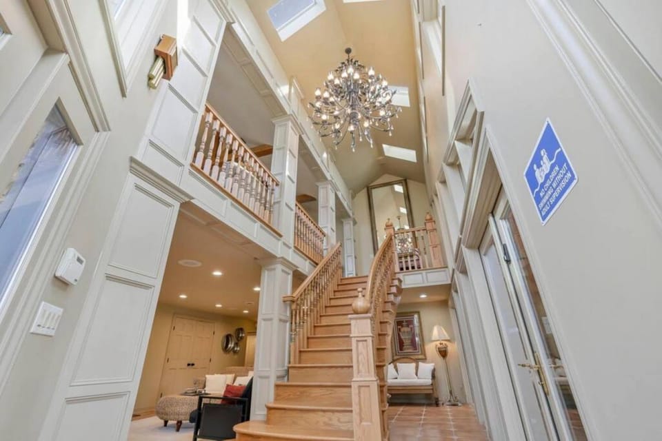 Daisy Glen Retreat - Amazing Indoor Pool House in Ohio