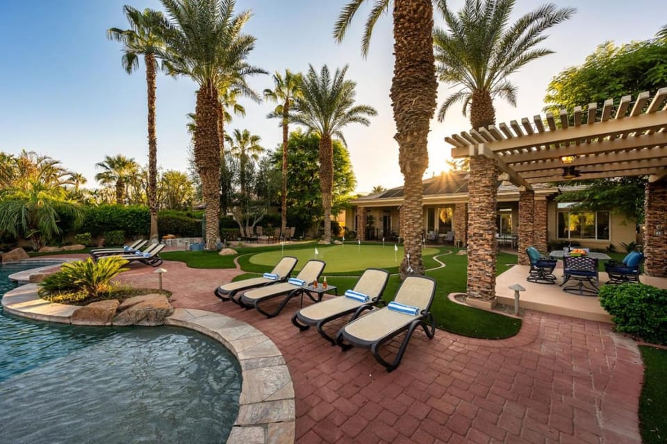 Swimming pool, sunbed