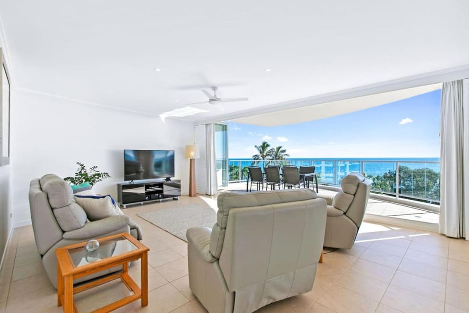 3BR 3BATH Resort Apt, 2 pools, Gym, 2 Car Pk, Stunning VIews Apartment in Hervey Bay