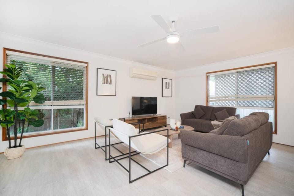 Modern 5BR Family Retreat Comfort in Calamvale House in Brisbane