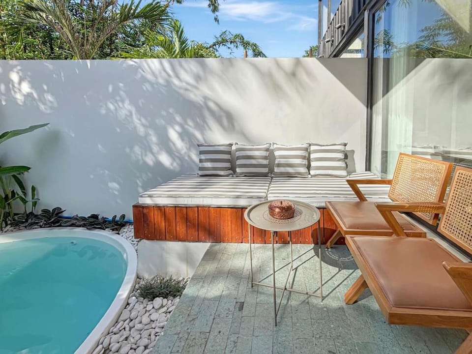 Seating area, Garden view, Swimming pool, sunbed