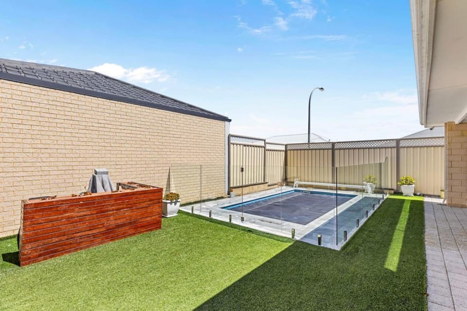 Modern Poolside Home in Landsdale House in Perth