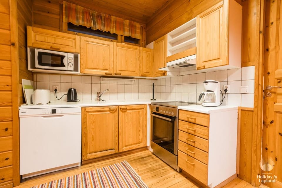 Coffee/tea facilities, Kitchen or kitchenette, dishwasher, microwave, oven, stove, toaster