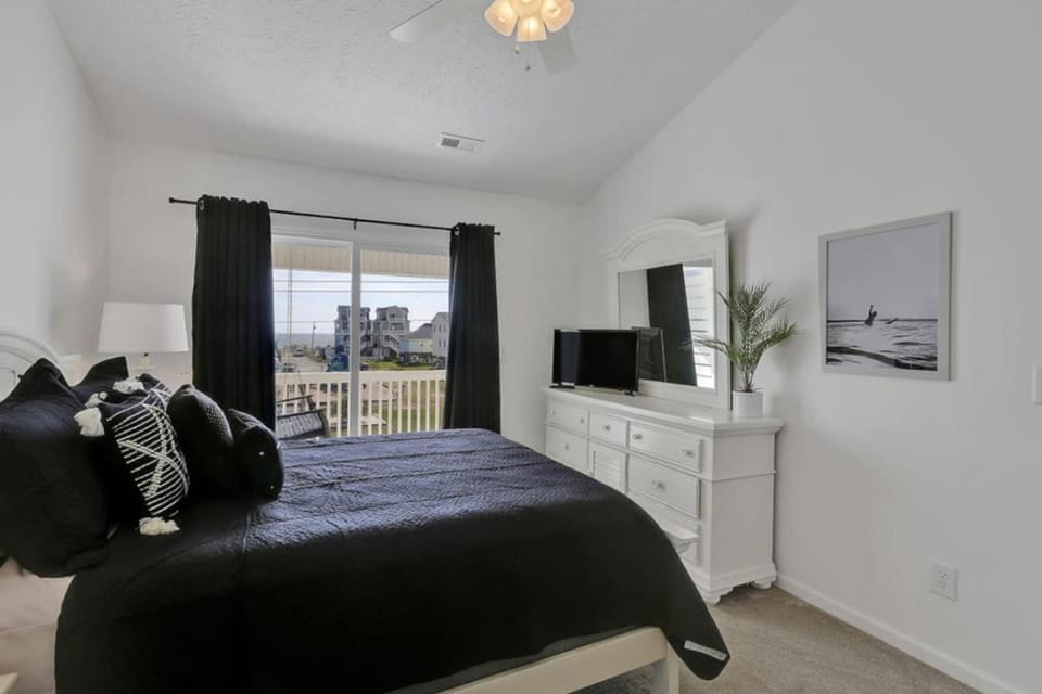 The Black Pearl - Steps to the Beach, Modern Home, and Ocean Views House in Surf City