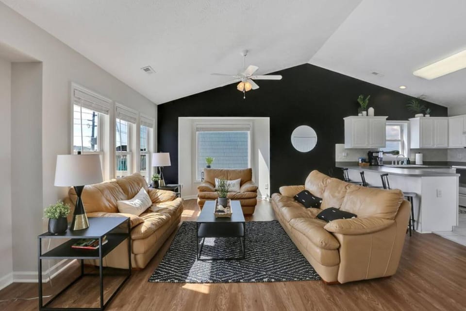 The Black Pearl - Steps to the Beach, Modern Home, and Ocean Views House in Surf City