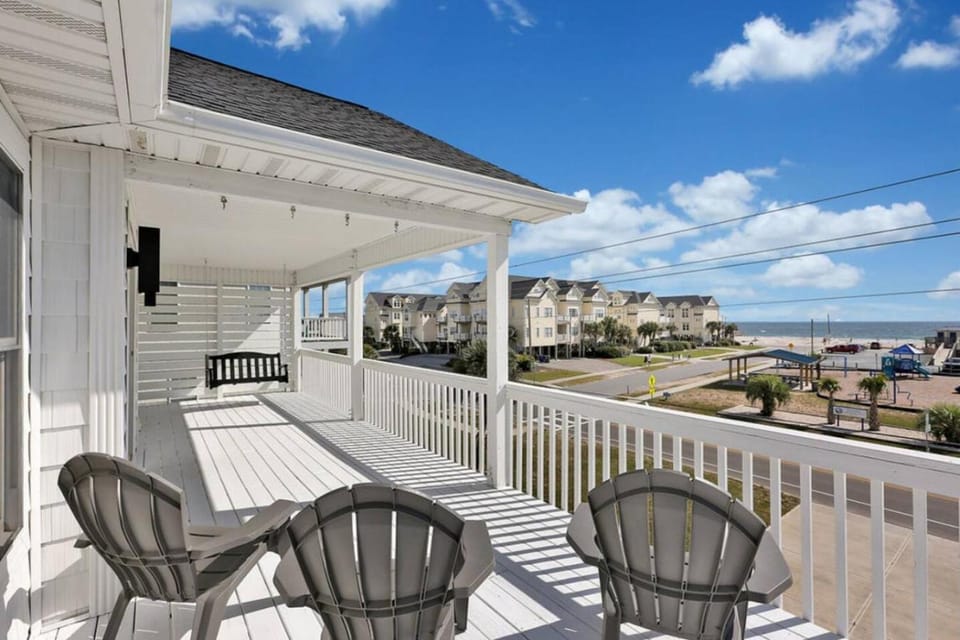 The Black Pearl - Steps to the Beach, Modern Home, and Ocean Views House in Surf City