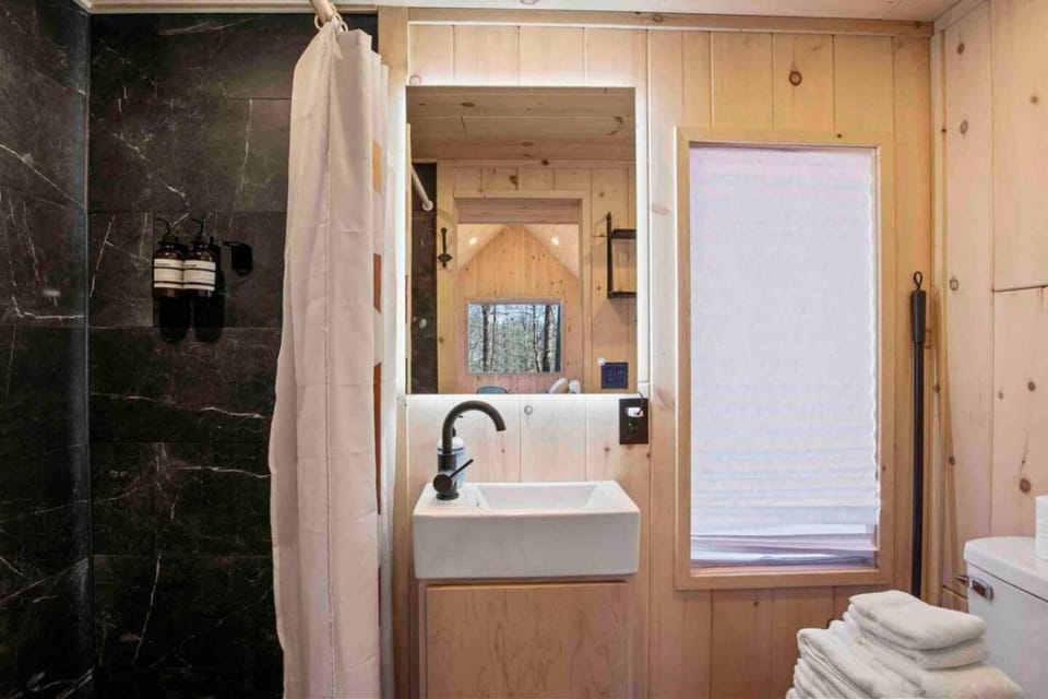 Japandi - Scandinavian Retreat, Mountain View, and 20 Minutes to Asheville Apartment in Swannanoa