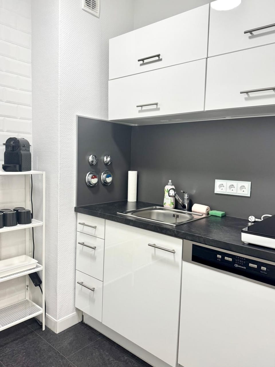 Coffee/tea facilities, Kitchen or kitchenette, stove