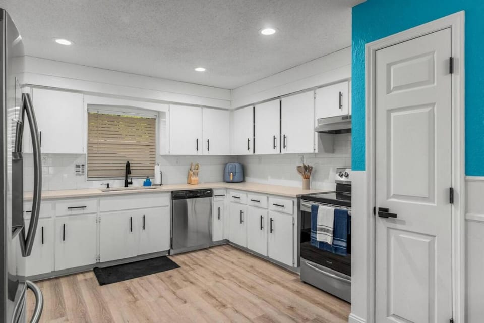 Lakeview with Shuffleboard Table and Wildlife Spotting House in Leesburg