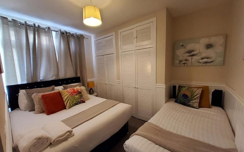 Bed, TV and multimedia, Photo of the whole room, Bedroom