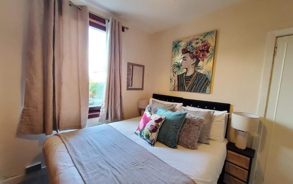 Bed, TV and multimedia, Photo of the whole room, Bedroom