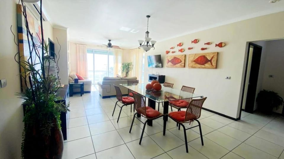 TV and multimedia, Seating area, Dining area