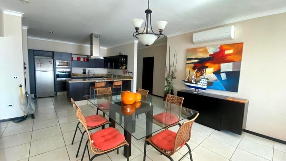 Kitchen or kitchenette, Seating area, Dining area, oven