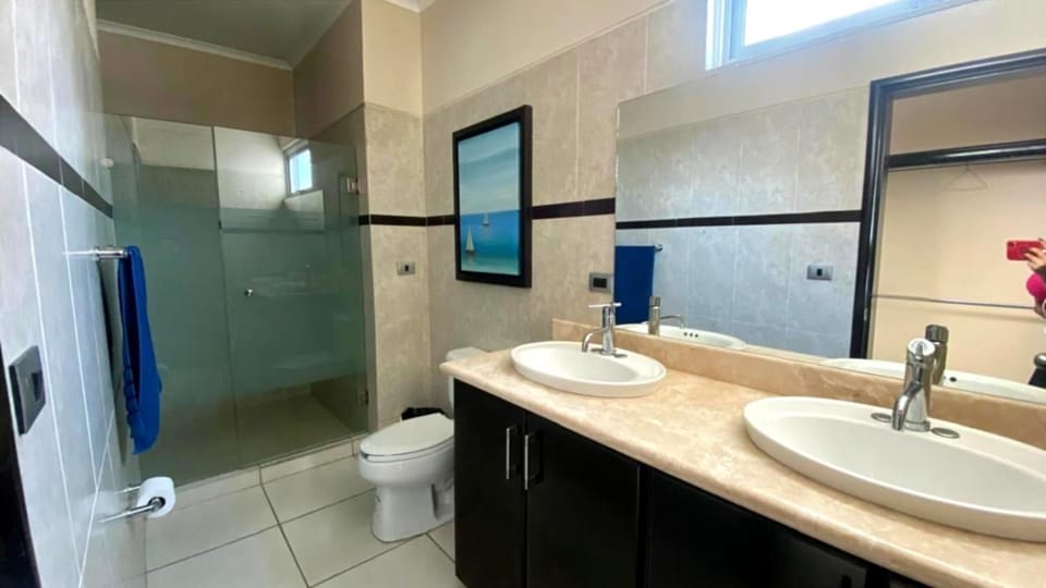 Shower, Toilet, Bath, towels