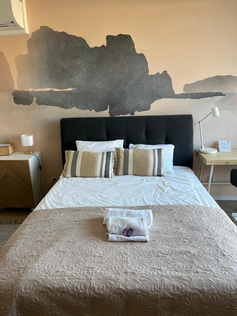 Bed, Bedroom, towels