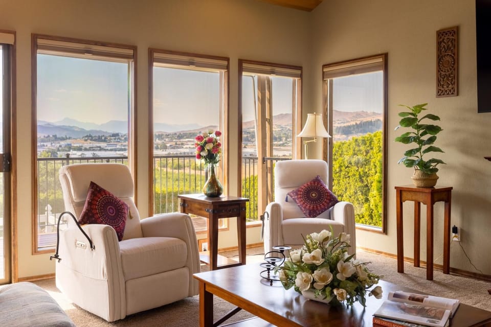 Day, Natural landscape, View (from property/room), Balcony/Terrace, Living room, Seating area, Mountain view, Family