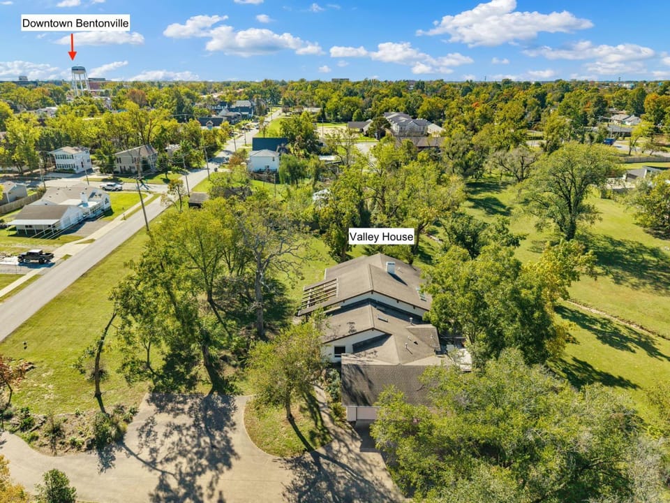 Valley House-Walk to Downtown-Outdoor Oasis-Luxury House in Rogers